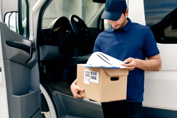 Mensajería Con Caja Cartón Documentos —  Fotos de Stock