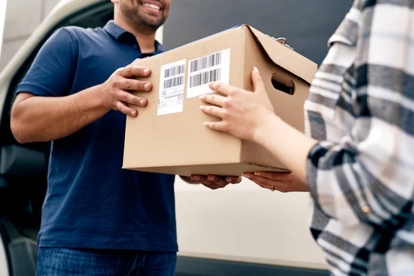 Nahaufnahme Eines Kuriers Der Einem Kunden Ein Paket Schenkt — Stockfoto