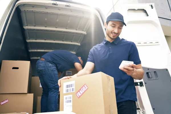 Untere Ansicht Von Kurieren Beim Entladen Von Paketen — Stockfoto