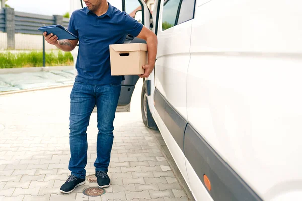 Nahaufnahme Von Kurier Mit Paket Und Digitalem Tablet — Stockfoto