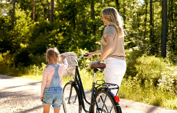Traseira Mãe Filha Empurrando Bicicleta Floresta — Fotografia de Stock
