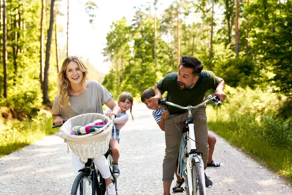 Família Divertida Divertindo Uma Bicicleta Floresta — Fotografia de Stock