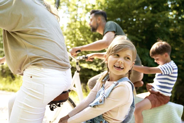 Close Família Andar Bicicleta Floresta — Fotografia de Stock