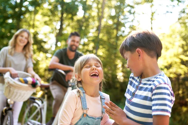 Närbild Lyckliga Barn Med Föräldrar Skogen — Stockfoto