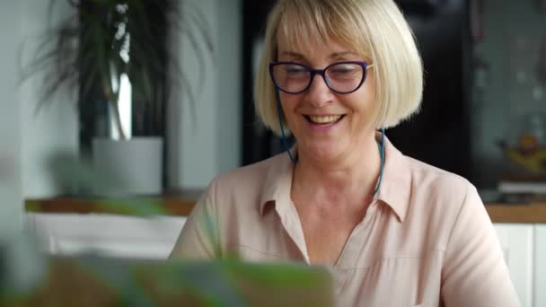 Video Van Een Gelukkige Oudere Vrouw Tijdens Een Videoconferentie Thuis — Stockvideo