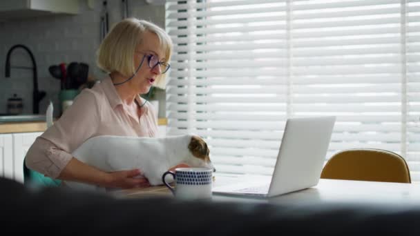 Video Van Oudere Vrouw Met Hond Met Laptop Thuis Opgenomen — Stockvideo