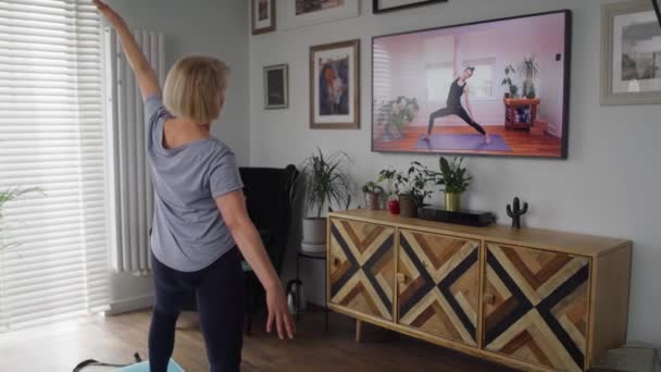 Video Una Mujer Mayor Activa Ejercitándose Frente Televisión Fotografía Con — Vídeos de Stock