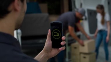 Cep telefonu uygulaması olan teslimatçı adamın arka görüntüsü. 8K 'da kırmızı helyum kamerayla çekildi..