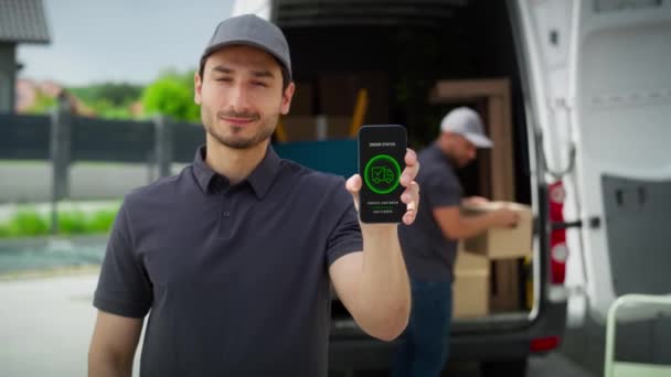 Mobil Uygulamalı Cep Telefonu Taşıyan Teslimatçının Videosu Kırmızı Helyum Kamerayla — Stok video