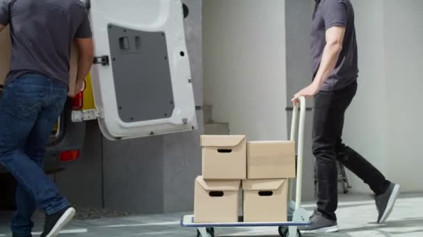 Відстеження Відео Доставки Чоловіків Завантаження Посилок Вантажівку Доставки Знімок Гелієвою — стокове відео