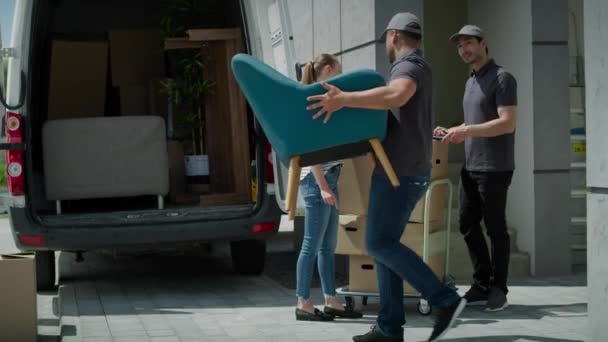 Vídeo Homens Entrega Carregando Pacotes Clientes Caminhão Tiro Com Câmera — Vídeo de Stock