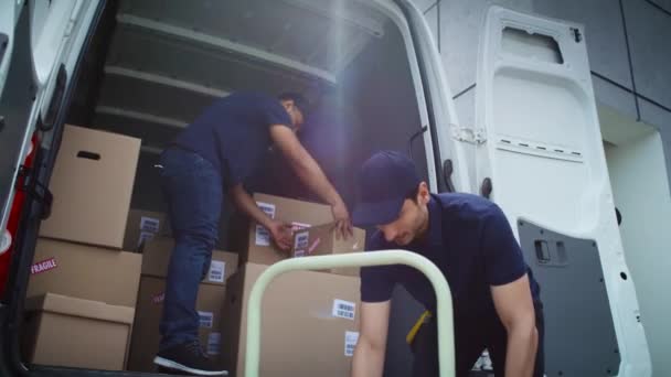 从送货卡车上卸下包裹的快递员的底部视图 用8K的红色氦相机拍摄 — 图库视频影像