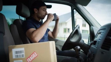 Maskeli kuryenin videosu paketle birlikte arabadan çıkıyor. 8K 'da kırmızı helyum kamerayla çekildi..