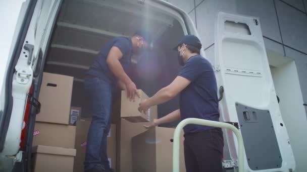 Vídeo Dois Mensageiros Máscaras Protetoras Descarregando Pacotes Tiro Com Câmera — Vídeo de Stock