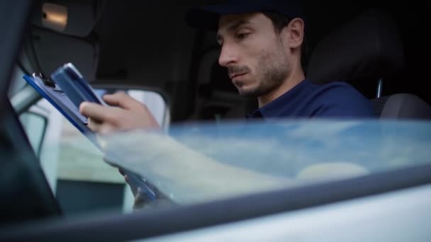 Close Video Courier Using Tablet While Sitting Car Shot Red — Stock Video