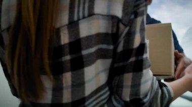 Kuryenin videosu paketi müşteriye teslim eder. 8K 'da kırmızı helyum kamerayla çekildi..