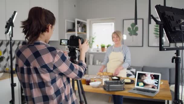 高级女性博客制作社交媒体的视频 用8K的红色氦相机拍摄 — 图库视频影像