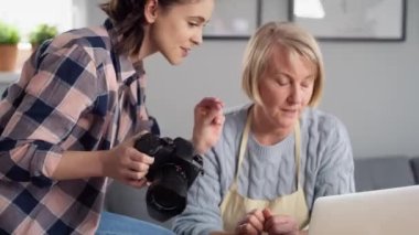 Yaşlı bir kadının video blogu çekmeyi öğrendiği bir video. 8K 'da kırmızı helyum kamerayla çekildi..