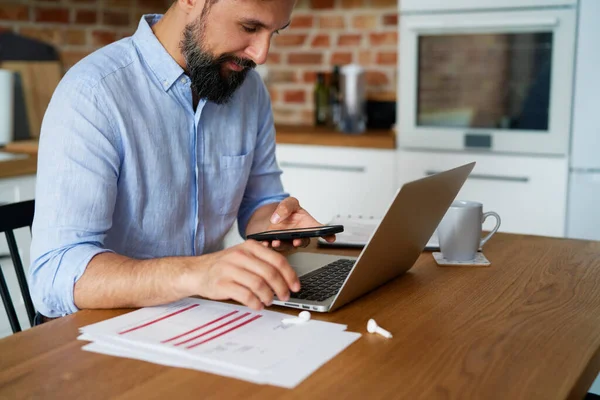 Man Werkzaam Het Thuiskantoor — Stockfoto