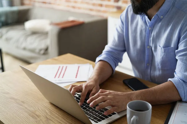 Close Onherkenbare Man Werken Een Laptop Thuis — Stockfoto