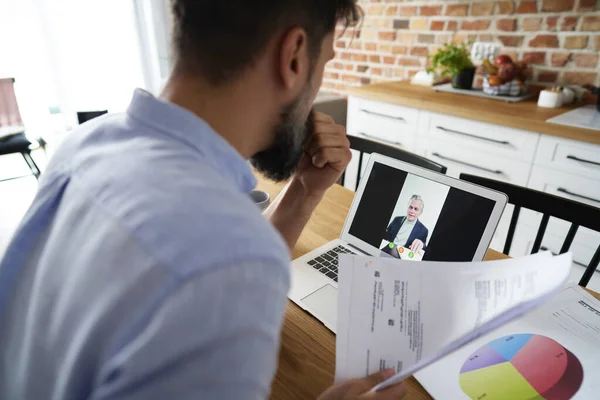 Homem Conversando Com Chefe Reunião Web — Fotografia de Stock