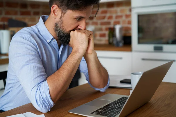 Stressad Man Sitter Framför Bärbar Dator Hemma — Stockfoto