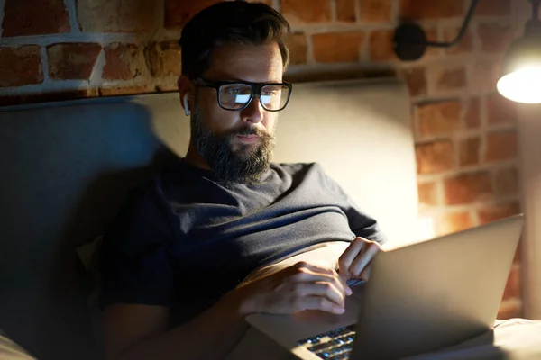 Homem Trabalhando Seu Laptop Cama Noite — Fotografia de Stock