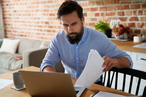 Homme Détenant Des Documents Travaillant Sur Ordinateur Portable Maison — Photo