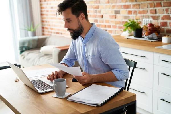 Mann Hält Dokumente Und Arbeitet Hause — Stockfoto