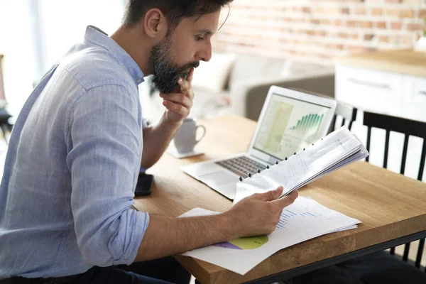 Man Analysera Dokument När Man Arbetar Hemifrån — Stockfoto