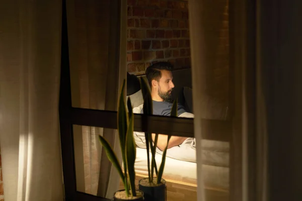窓に映る夜の仕事中の男 — ストック写真