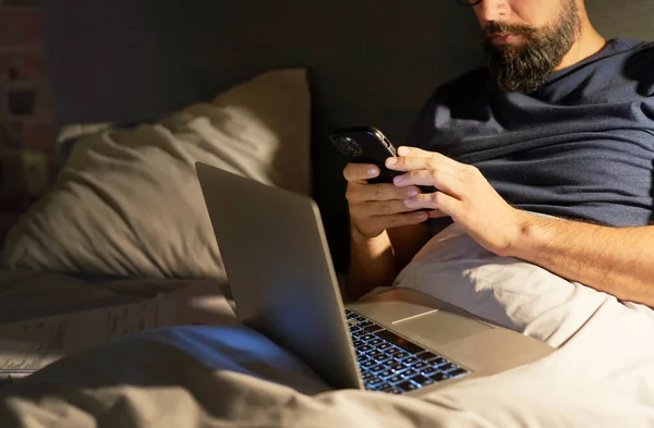 Primer Plano Del Hombre Que Trabaja Cama Por Noche —  Fotos de Stock