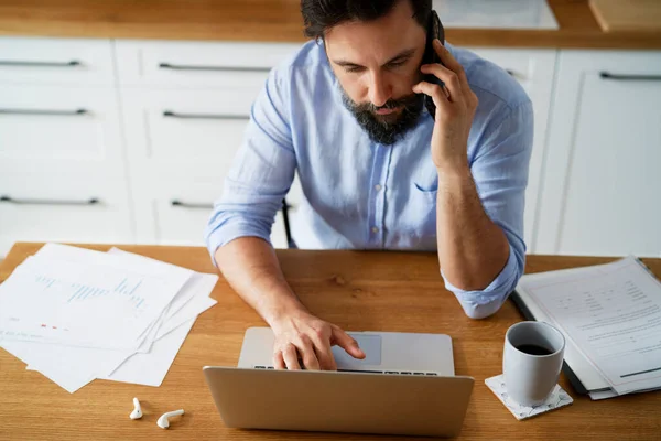 Top View Man Talking Phone Using Laptop — Stock Photo, Image