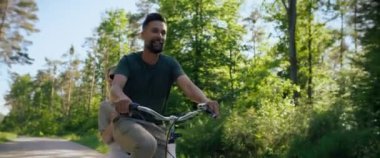 Bisiklette eğlenen neşeli çiftin videosu. 8K 'da kırmızı helyum kamerayla çekildi..