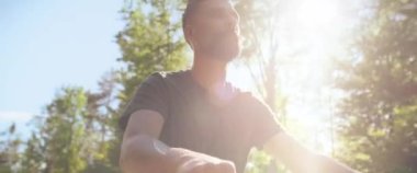 Güneşli bir günde bisiklete binen bir adamın videosu. 8K 'da kırmızı helyum kamerayla çekildi..