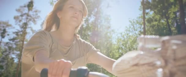 Close Video Woman Riding Bike Sunny Day Shot Red Helium — Vídeo de stock