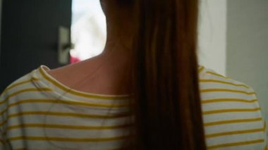 Bisikletli kuryenin müşteriye pizza teslimatı videosu. 8K 'da kırmızı helyum kamerayla çekildi..