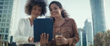 Şehirde dijital tabletli iki iş kadınının videosu. 8K 'da kırmızı helyum kamerayla çekildi..