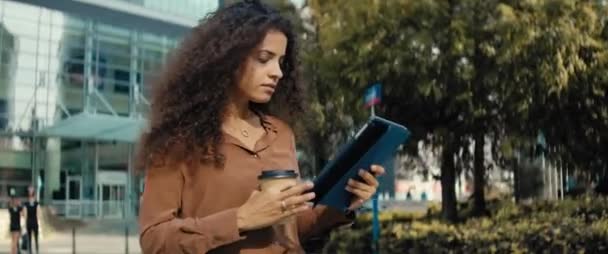 Vídeo Mulher Negócios Sorrindo Andando Com Tablet Café Tiro Com — Vídeo de Stock