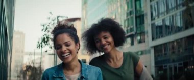 Dışarıda yürüyen iki mutlu kadının videosu. 8K 'da kırmızı helyum kamerayla çekildi..