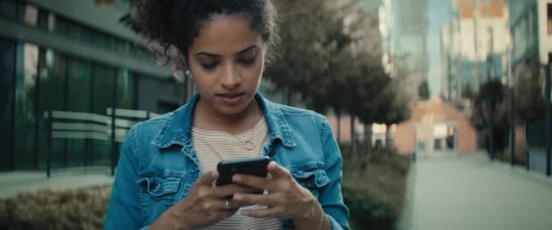 Видео Бразильской Женщины Телефоном Машущим Кому Съемка Красной Гелиевой Камерой — стоковое видео