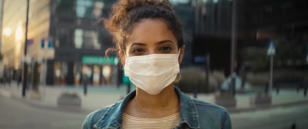 Videoportret Van Een Vrouw Met Een Beschermend Masker Straat Opgenomen — Stockvideo