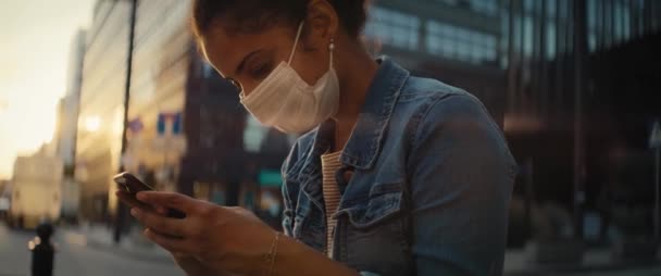 Vídeo Mulher Máscara Protetora Sentado Com Telefone Livre Tiro Com — Vídeo de Stock