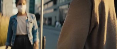 Sokakta temas kurmadan selamlaşan kadınların videosunu kapat. 8K 'da kırmızı helyum kamerayla çekildi..