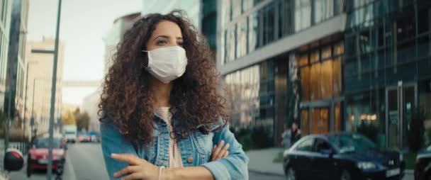 Video Van Een Vrouw Met Een Beschermend Masker Die Stoep — Stockvideo