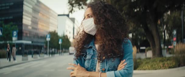 Koruyucu Maskeli Bir Kadının Taksi Beklerken Videosu Kırmızı Helyum Kamerayla — Stok video