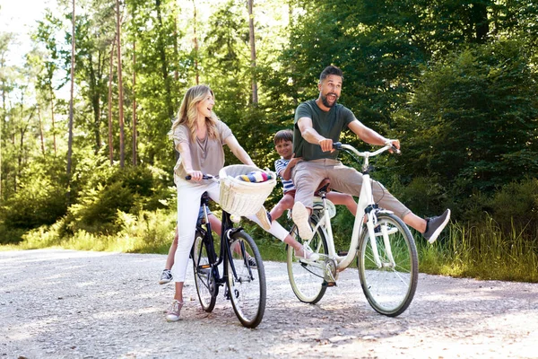 Famille Ludique Équitation Vélos Dans Les Bois — Photo