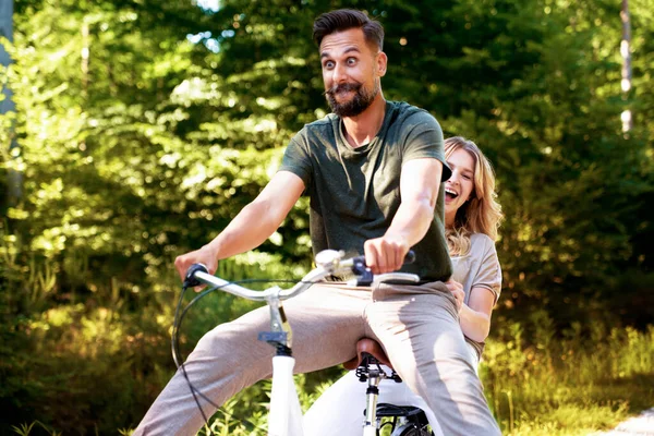 Casal Feliz Divertindo Uma Bicicleta Floresta — Fotografia de Stock