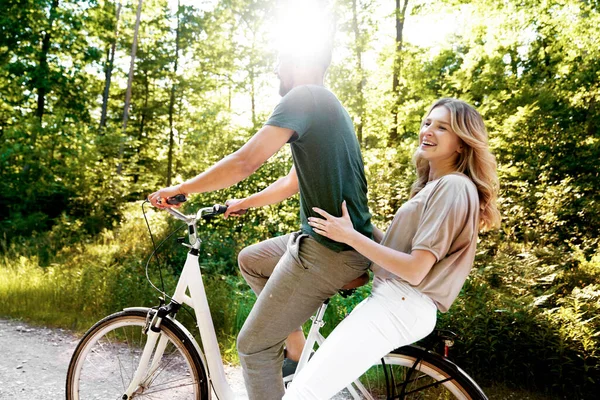 Couple Sur Vélo Dans Les Bois Par Une Journée Ensoleillée — Photo
