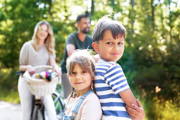 Porträtt Pojke Och Liten Flicka Skogen — Stockfoto